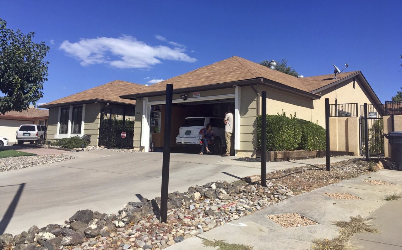 CASA din serialul „Breaking Bad”, scoasă la vânzare de proprietara disperată de fanii care o vizitează întruna. Cât costă celebra locuinţă