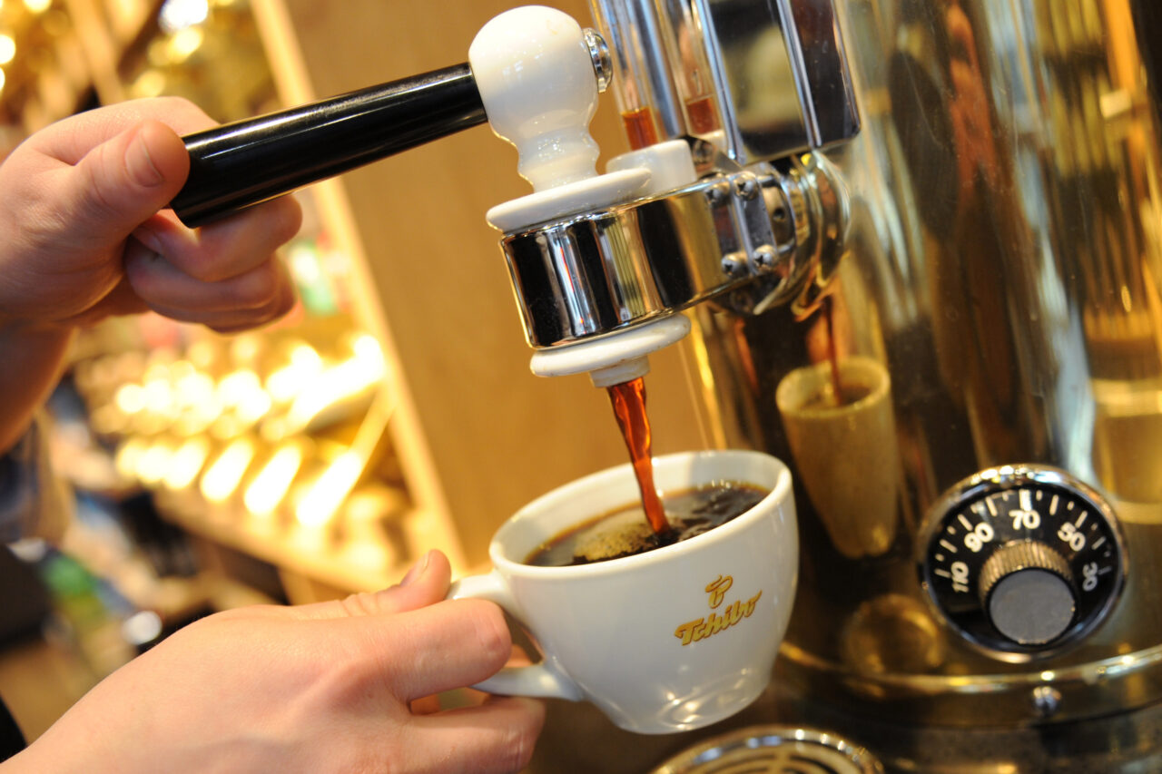 CAFEAUA cu lapte devine din ce în ce mai puțin populară