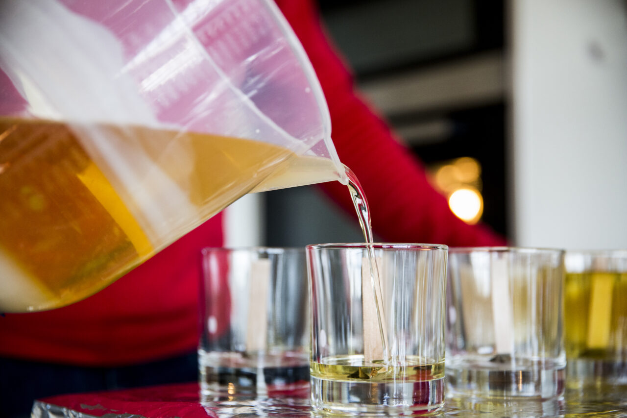Cât timp rămâne ALCOOLUL în organism și la cât timp după ce îl consumi poți să conduci. Ce trebuie să știe șoferii