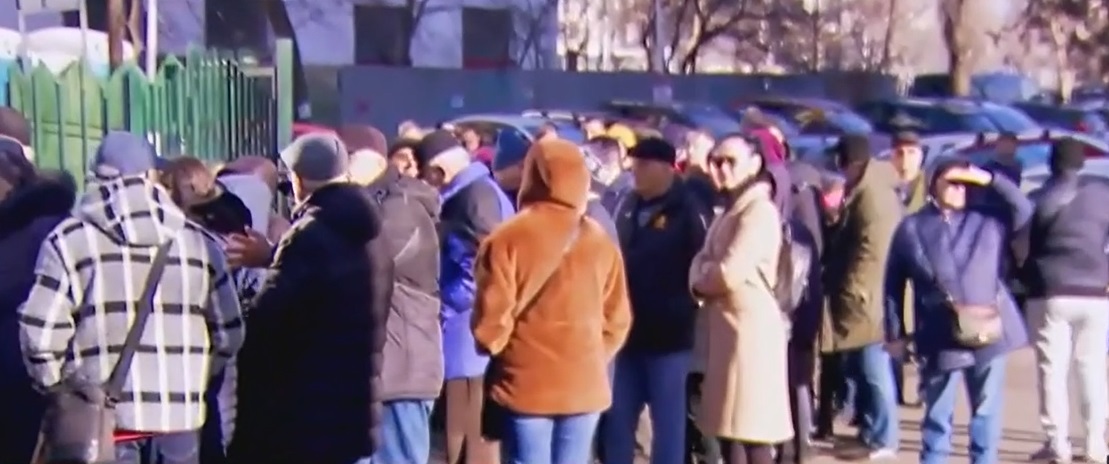 Deși majorate, sute de oameni stau la COADĂ pentru a plăti taxele și impozitele din 2025. Ghișeele din întreaga țară, luate cu asalt de români
