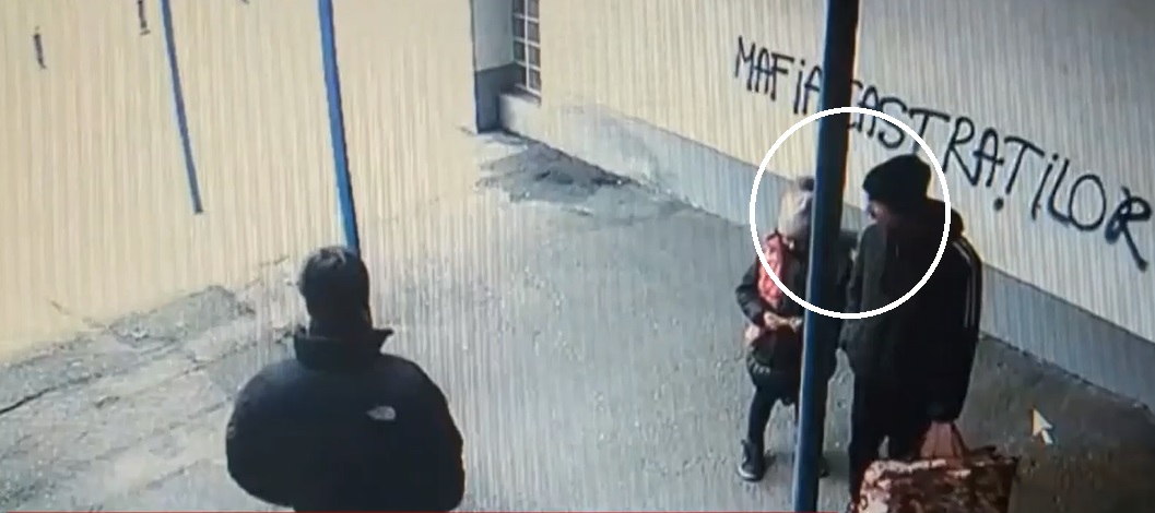 Doi minori din Baia Mare, un băiat de 15 ani și o fată de 10 ani, au FURAT bani din apartamentul unei femei în timp ce era sfințit de preot