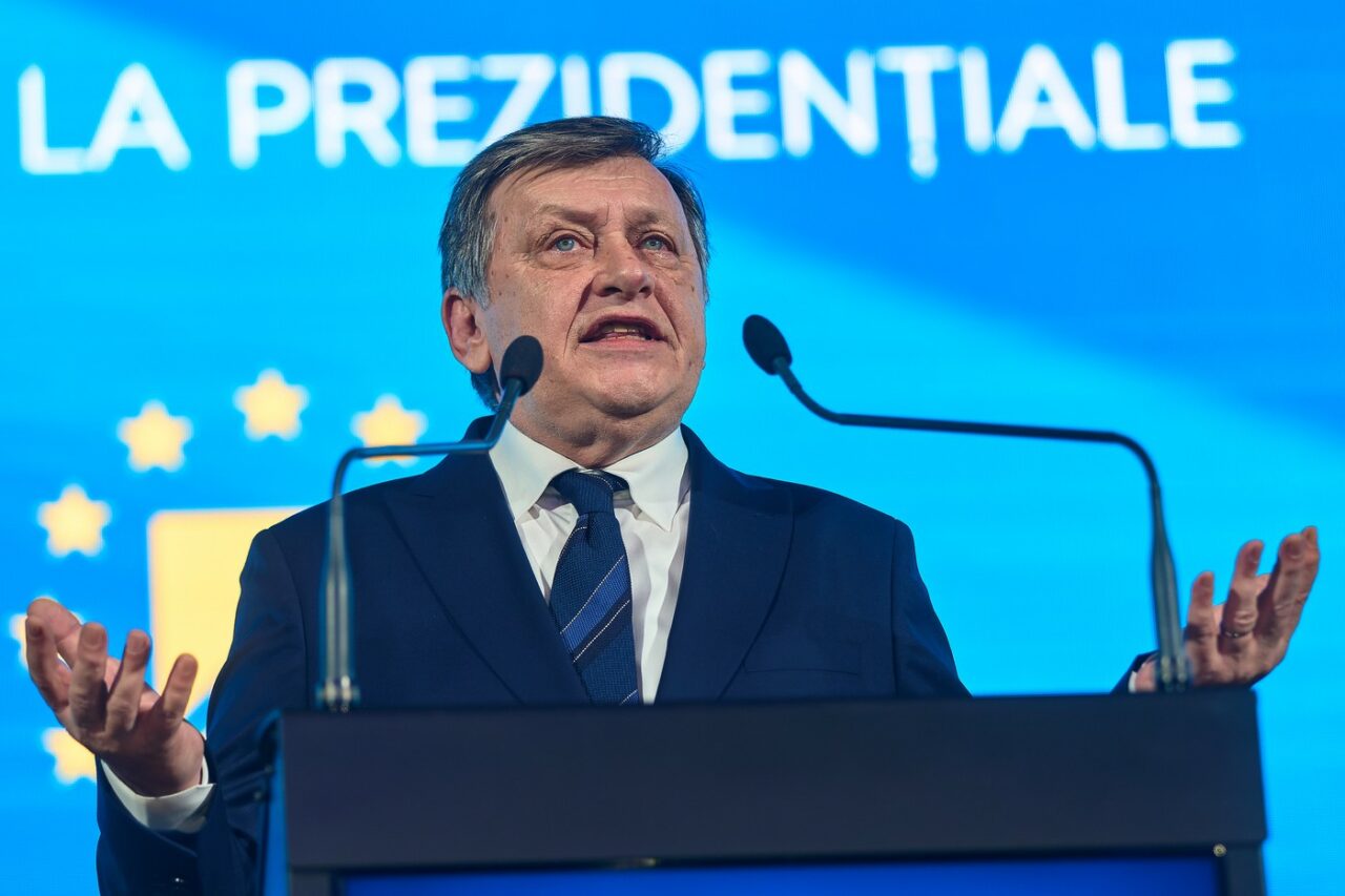 Crin Antonescu susține că Iohannis și-ar putea anunța luni RETRAGEREA din funcția de președinte al României