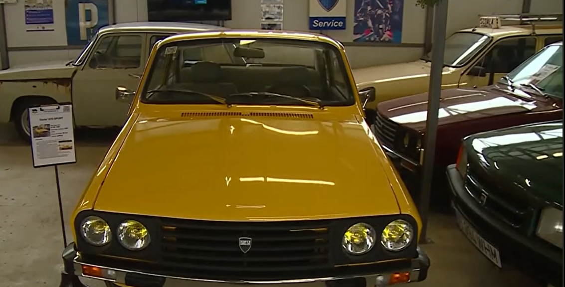 Din dragoste pentru autoturismele DACIA, un profesor de informatică din București și-a transformat curtea într-o adevărată expoziție de mașini
