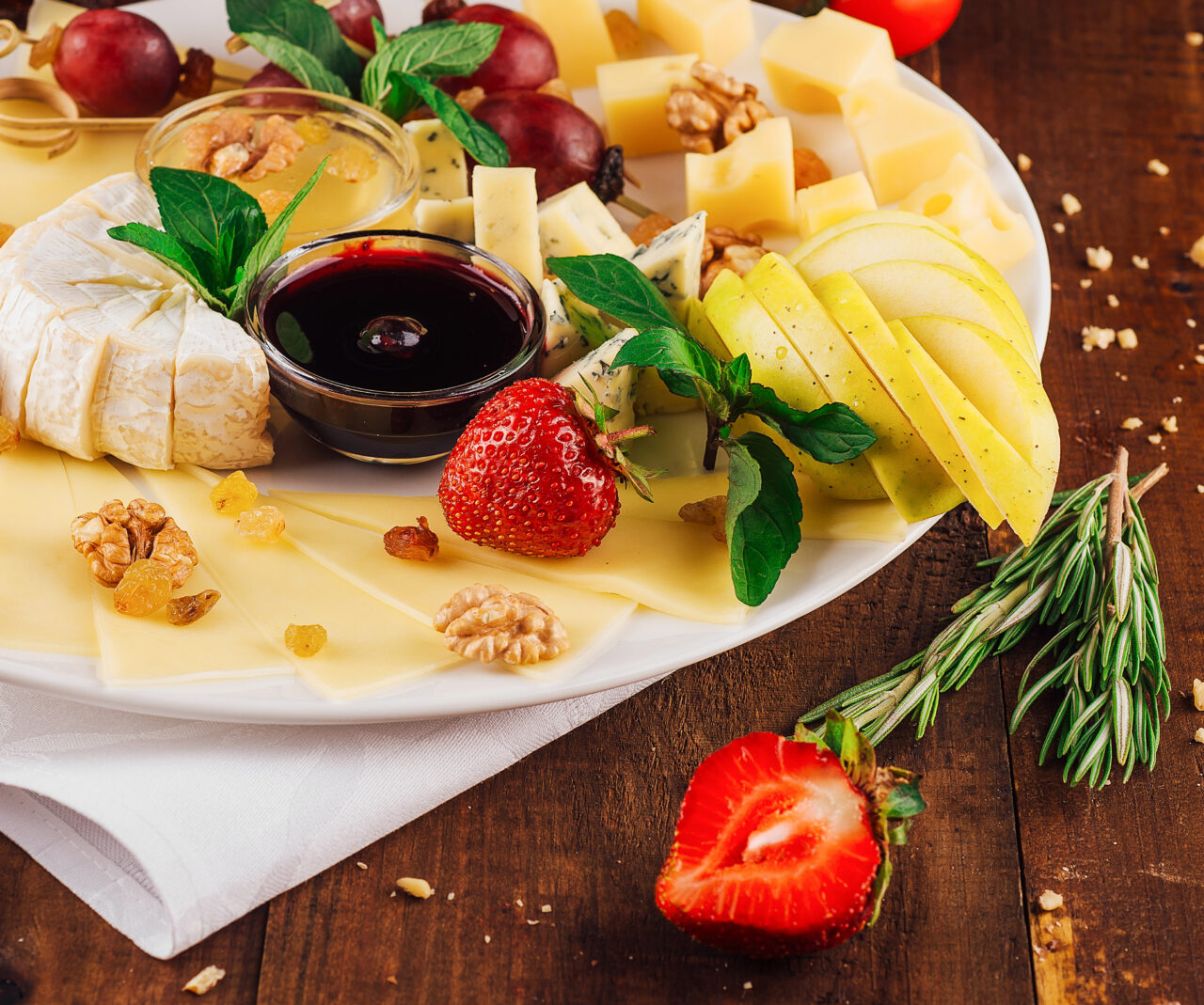 Produsele alimentare care au câștigat popularitate în rândul clienților români. Cât plătești pentru un platou cu aceste delicatese