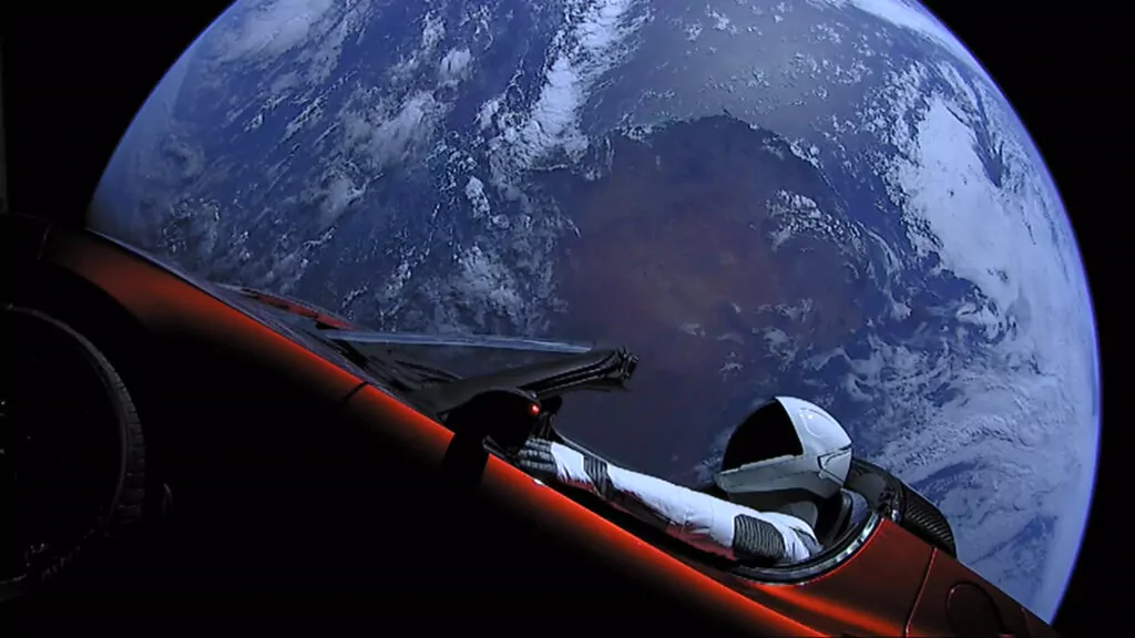 SURPRIZĂ cosmică / Un „asteroid periculos” s-a dovedit a fi mașina TESLA lansată de Elon Musk în 2018