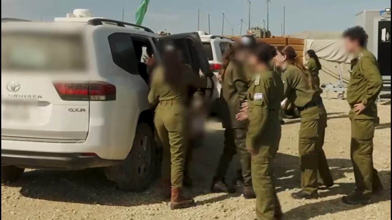 Cele patru femei soldat din armata IDF, eliberate de Hamas, s-au reunit cu familiile. IMAGINI emoționante după 15 luni de captivitate