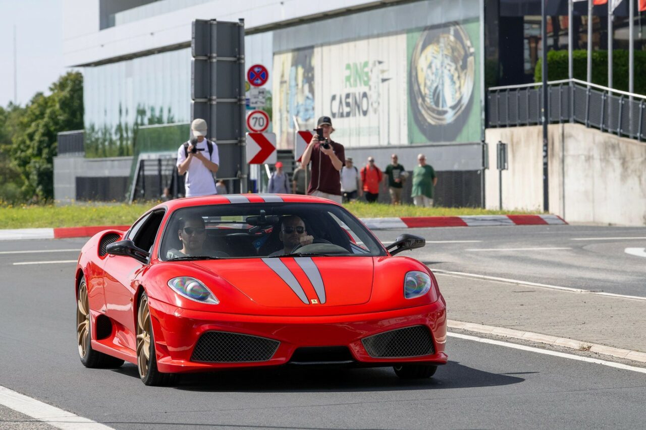 Donald Trump, prima afacere din mandatul doi. Mașinuța Ferrari 430, rulată de însuși președintele SUA, la licitație