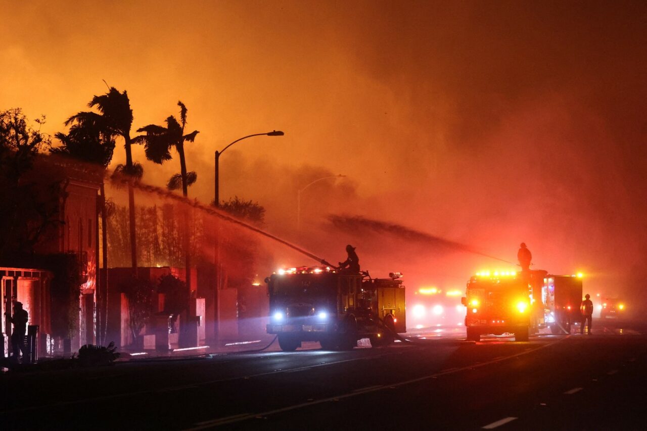 Incendiul Palisades distruge TOTUL în calea lui. Luptă TITANICĂ a pompierilor cu cel mai mare dintre pericolele care amenință Los Angeles