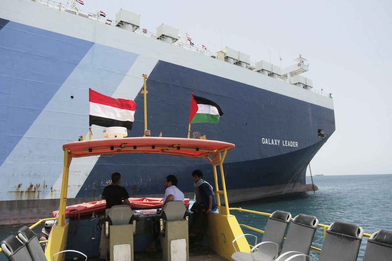 Echipajul Galaxy Leader, capturată de rebelii houthi, a fost eliberat. Marinarii, printre care și românul Ciprian Soare, se află temporar în Oman