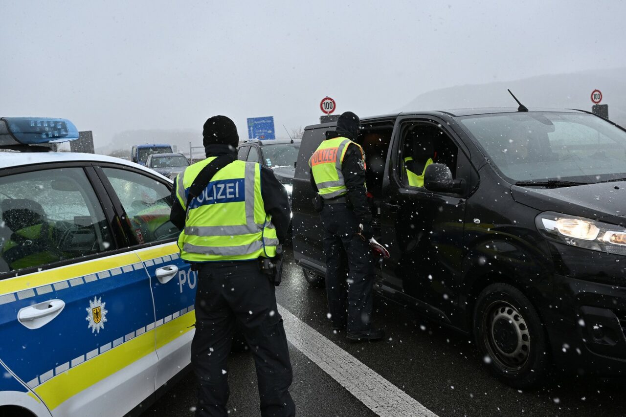 Biroul Asigurătorilor Auto din România: Românii sunt sfătuiți să dețină CARTEA VERDE și în format fizic în UE