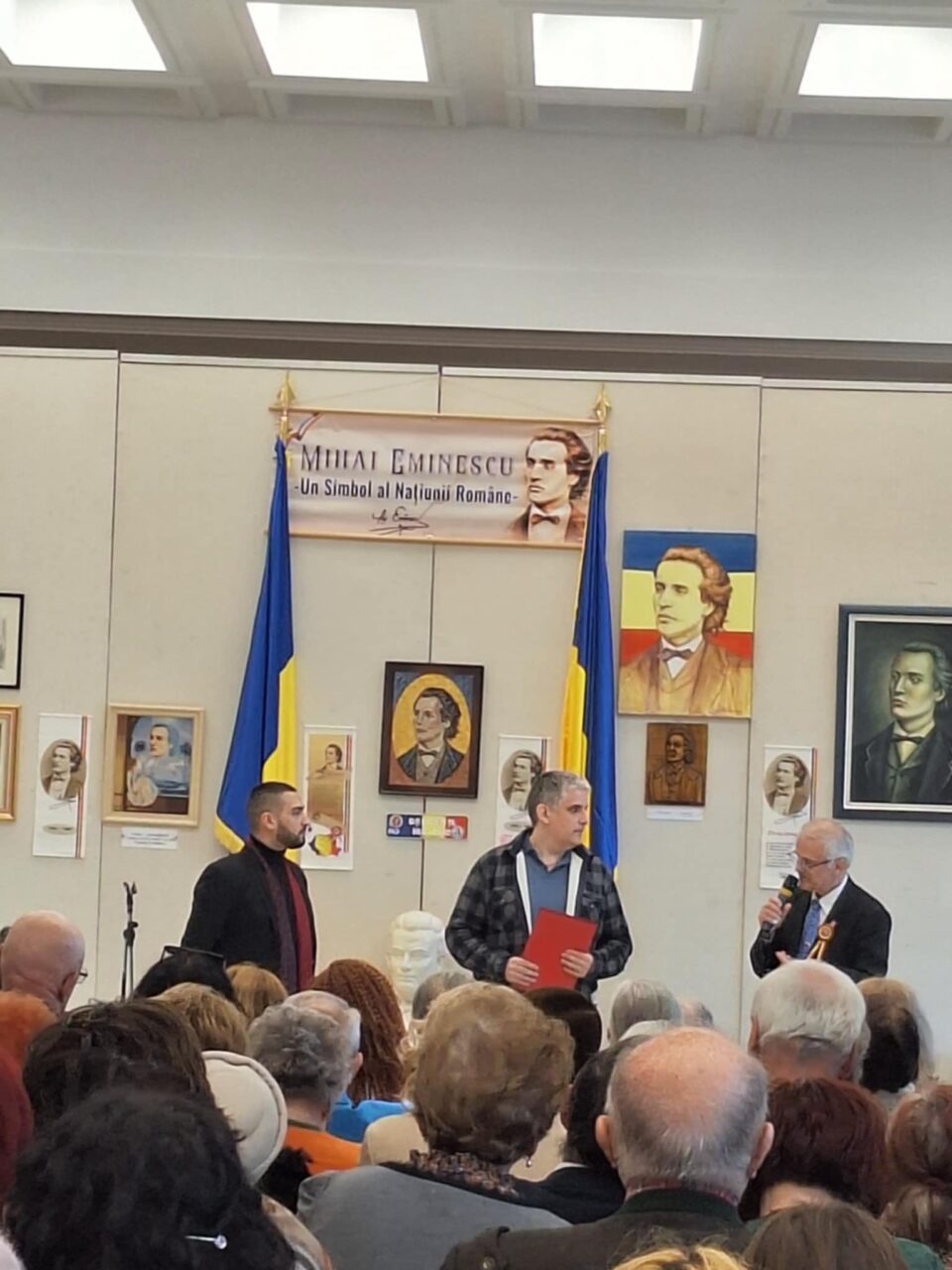 Claudiu Dumitrache a lansat Acatistul simbolic al lui Eminescu | Acad. Ioan-Aurel Pop: „A fost și este adorat de mulți români ca un sfânt”