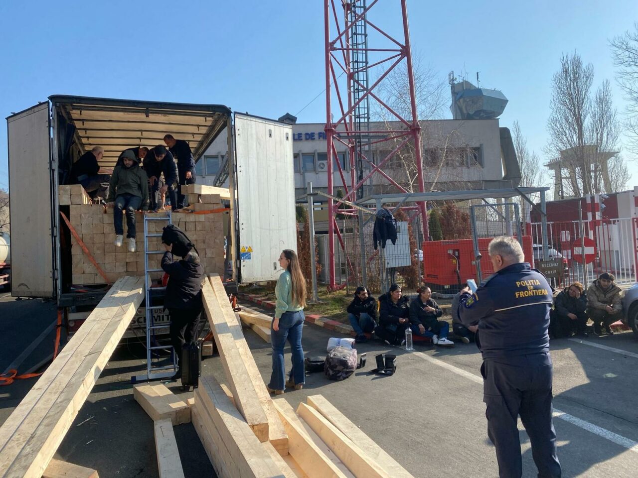 Un tir burdușit cu imigranți a fost descărcat la Șimian, Mehedinți. Polițist de frontieră: Este CAPCANA PERFECTĂ