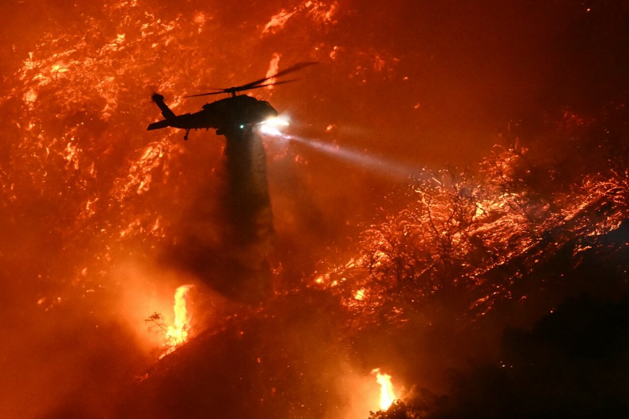 Se intensifică iadul din Los Angeles. Cod roșu de VÂNT în California. Incendiile devastatoare riscă să se extindă