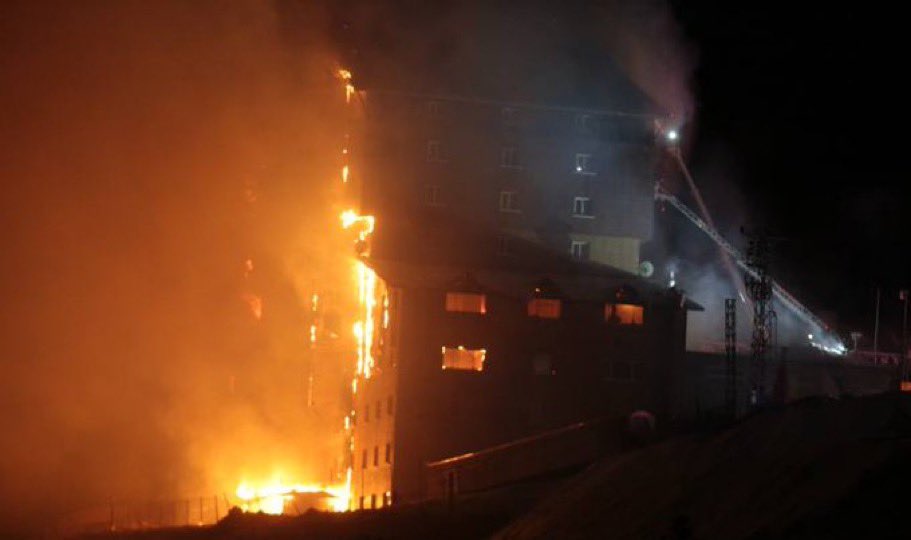 Bilanț TRAGIC, după incendiul care a MISTUIT un hotel de lux din Turcia. Acuzații de neglijență și arestări / Familii întregi au pierit