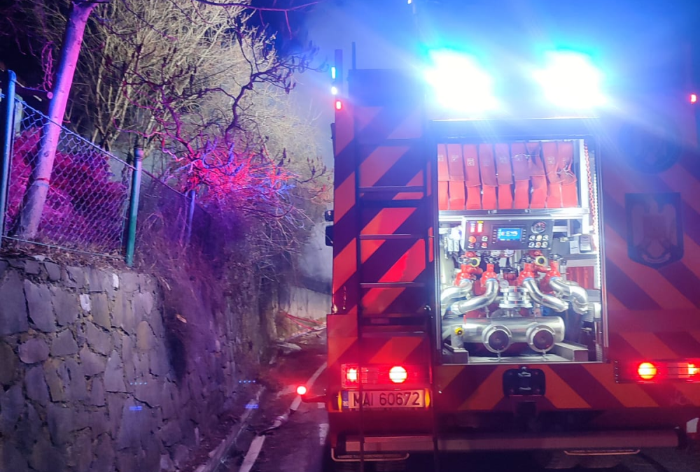 A sfârșit în casa cuprinsă de flăcări. Un incendiu a mistuit o casă din Prahova