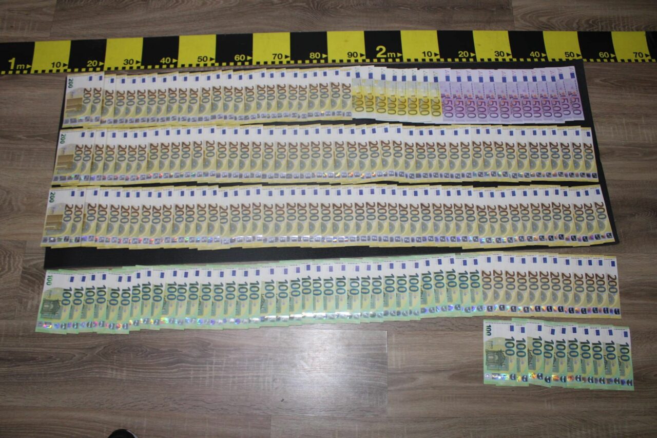 Apropiat al lui Horaţiu Potra, prins de poliţişti pe o stradă din Sectorul 5 cu 40.000 de euro asupra sa