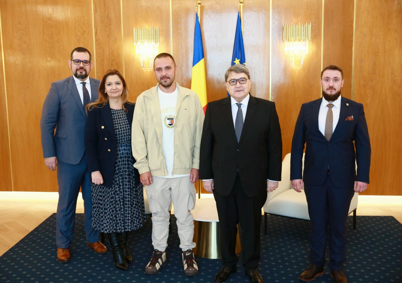 Ministrul de Externe s-a întâlnit cu marinarul care a fost ținut captiv în Yemen, de rebelii Houthi / Hurezeanu: „A revenit în siguranță. Bun venit acasă!”