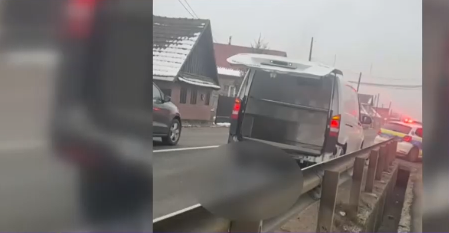 Un sac în care se afla un CADAVRU a căzut din mașina mortuară care îl transporta, pe un drum național din județul Mureș