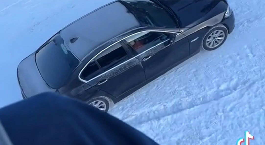„Unii vă dați cu sania, vericu se dă cu F10″ Scene INIMAGINABILE pe pârtia de schi de la Borșa / FILMAREA a devenit virală