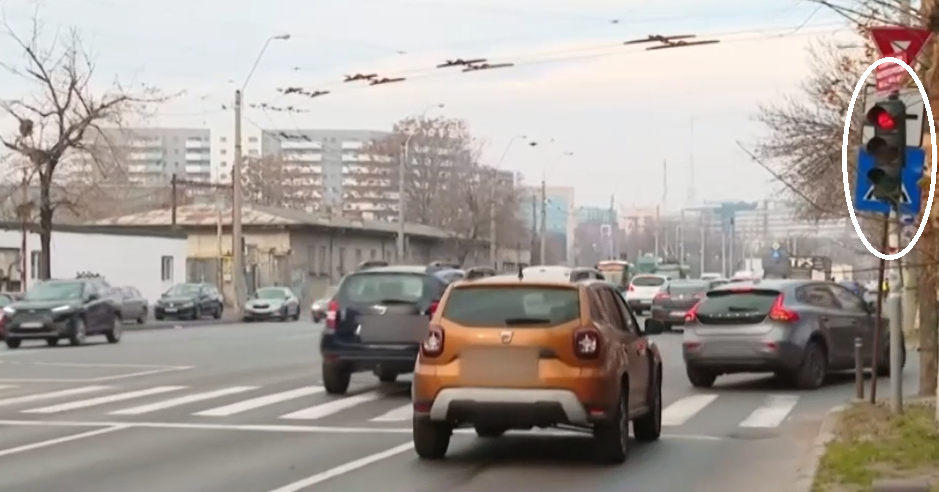 OPRIREA la culoarea roșie a semaforului, doar o opțiune în traficul din București. Ce riscă șoferii care nu trec pe verde în intersecții