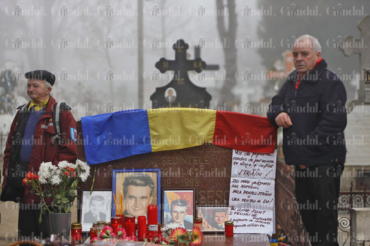 Nostalgicii s-au strâns la mormântul lui Nicolae Ceaușescu! Fostul dictator este comemorat cu vin, colivă și cântece patriotice