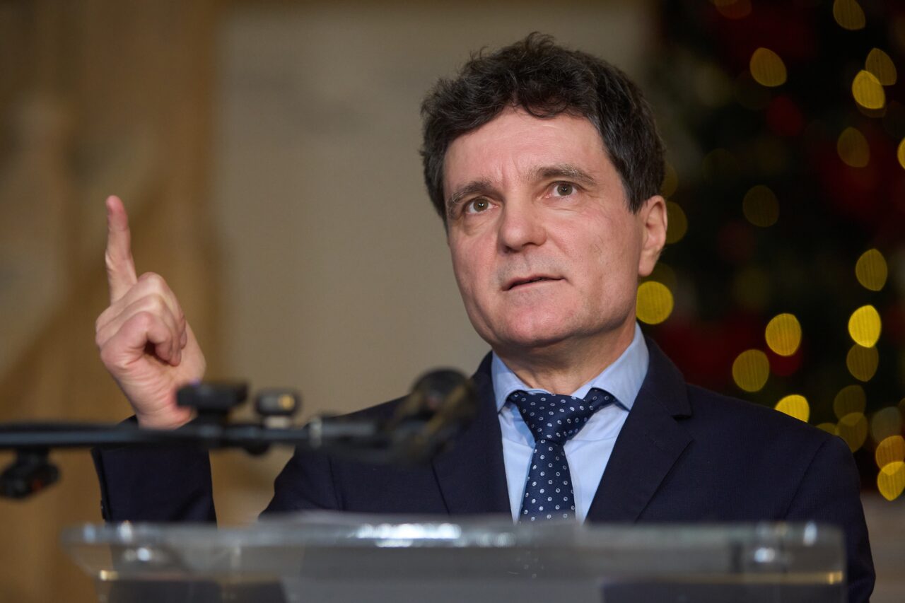 Nicușor Dan DEMONTEAZĂ un fake news: Educație sexuală din clasa a VI-a, a VII-a, nu de la grădiniță