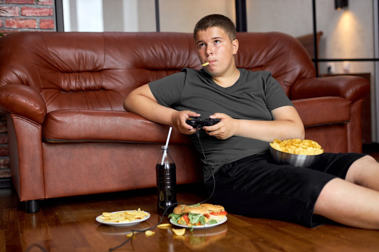 Din cauza scumpirii alimentelor, românii cumpără mâncare mai puțină și NESĂNĂTOASĂ