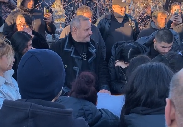 Petre GEAMĂNU a venit în permisie la înmormântarea fratelui său mai mare. Închis pentru 30 de ani, Sandu Geamănu a dat dedicații prin telefon