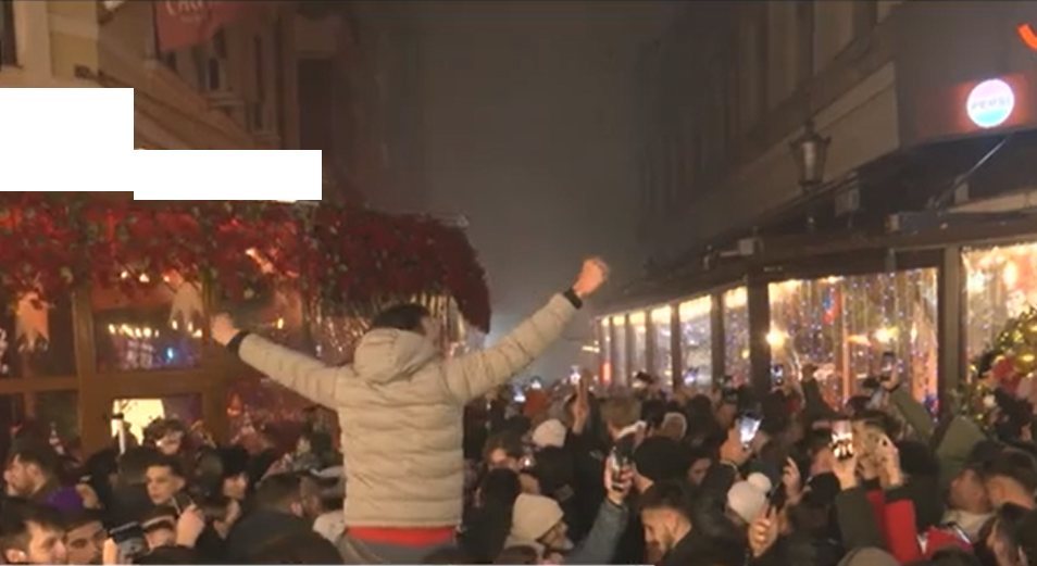 Zeci de mii de români au petrecut Revelionul în stradă, dar mulți nu au putut să vadă spectacolele de artificii din cauza CEȚII dense