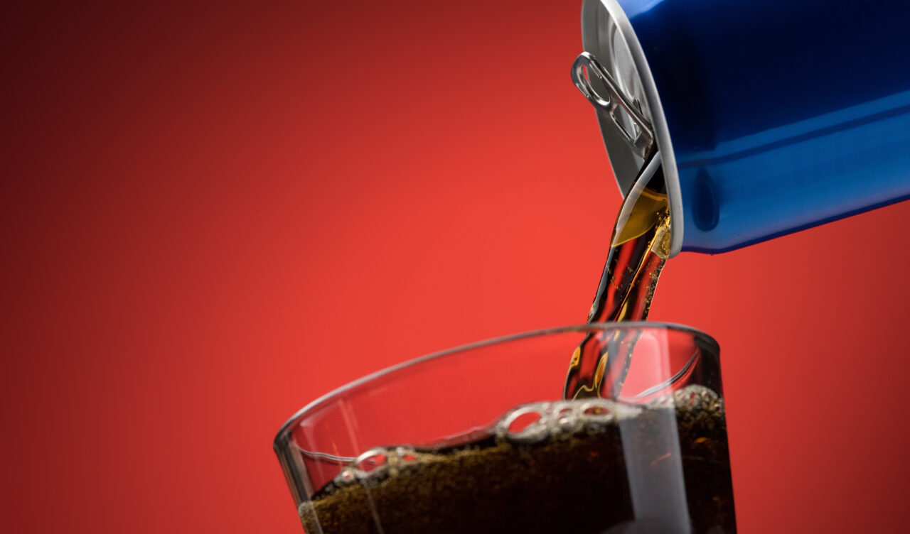 Coca-Cola retrage stocuri de produse din Europa. SUBSTANȚA care s-a descoperit în sticlele şi dozele de Cola, Sprite, Fanta sau Fuze Tea
