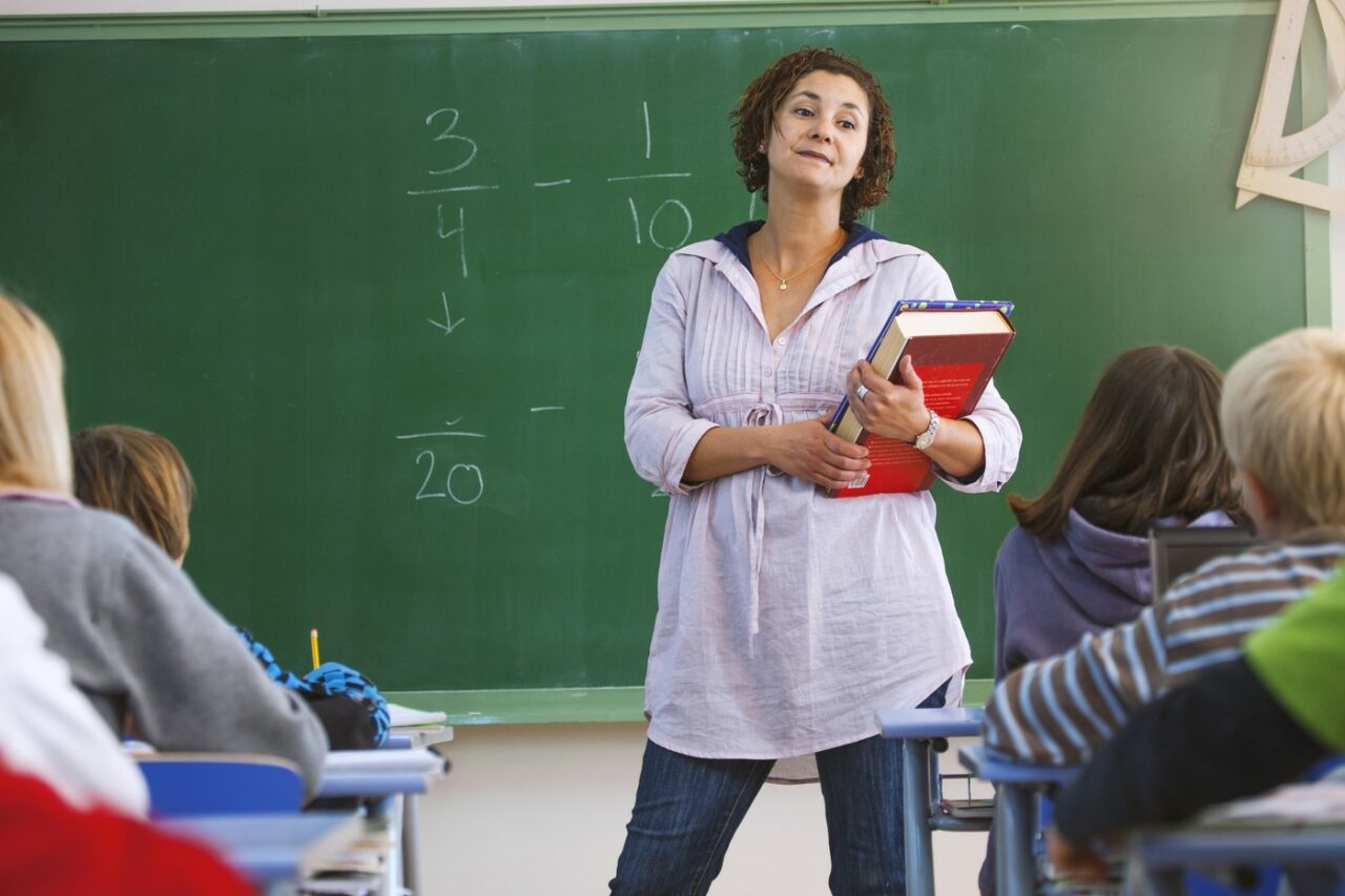 Profesorii care dau MEDITAȚII, obligați să-și facă „firmă” și să emită bon fiscal. Ce condiții impune ANAF