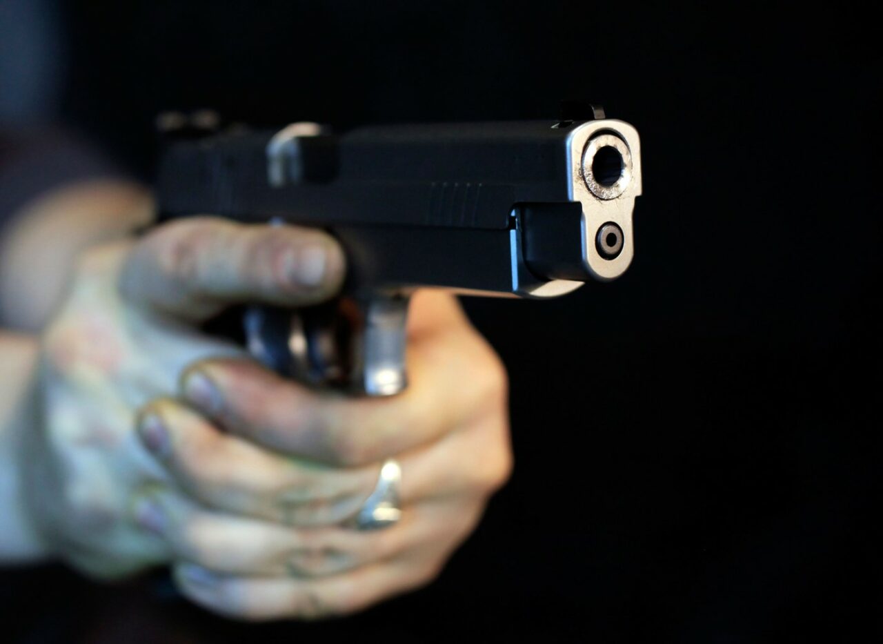 Adolescentă de 14 ani, ÎMPUȘCATĂ mortal chiar de tatăl ei. Bărbatul și-a ieșit din minți când a văzut ce posta fiica lui pe TikTok