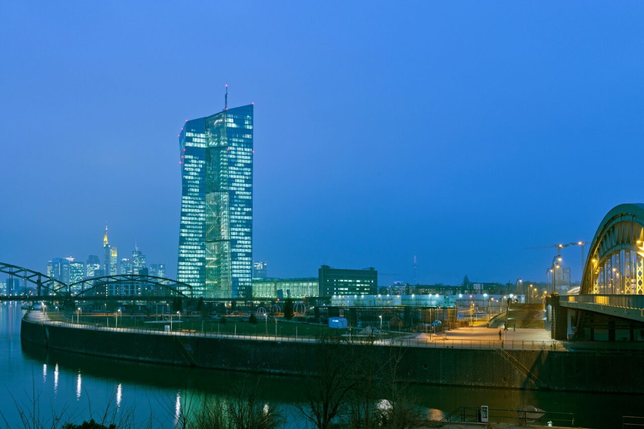 Bloomberg: Creșterea economică slabă a ZONEI EURO forțează BCE să mențină linia reducerii dobânzilor