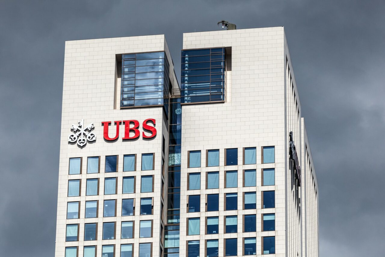 BLOOMBERG: UBS reduce sute de posturi în ELVEȚIA, în contextul integrării fostului rival Credit Suisse