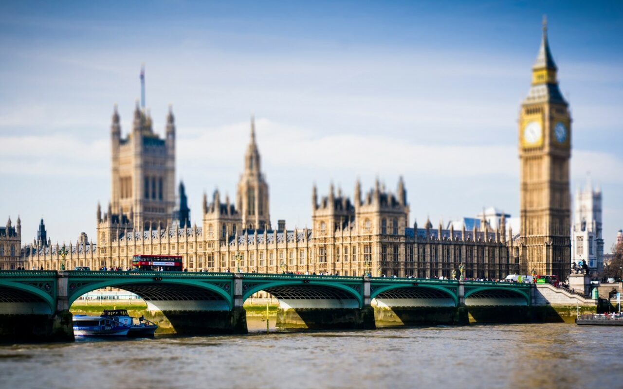 Guvernul britanic introduce un nou document OBLIGATORIU pentru intrarea europenilor în Regatul Unit. Despre ce este vorba și de când intră în vigoare