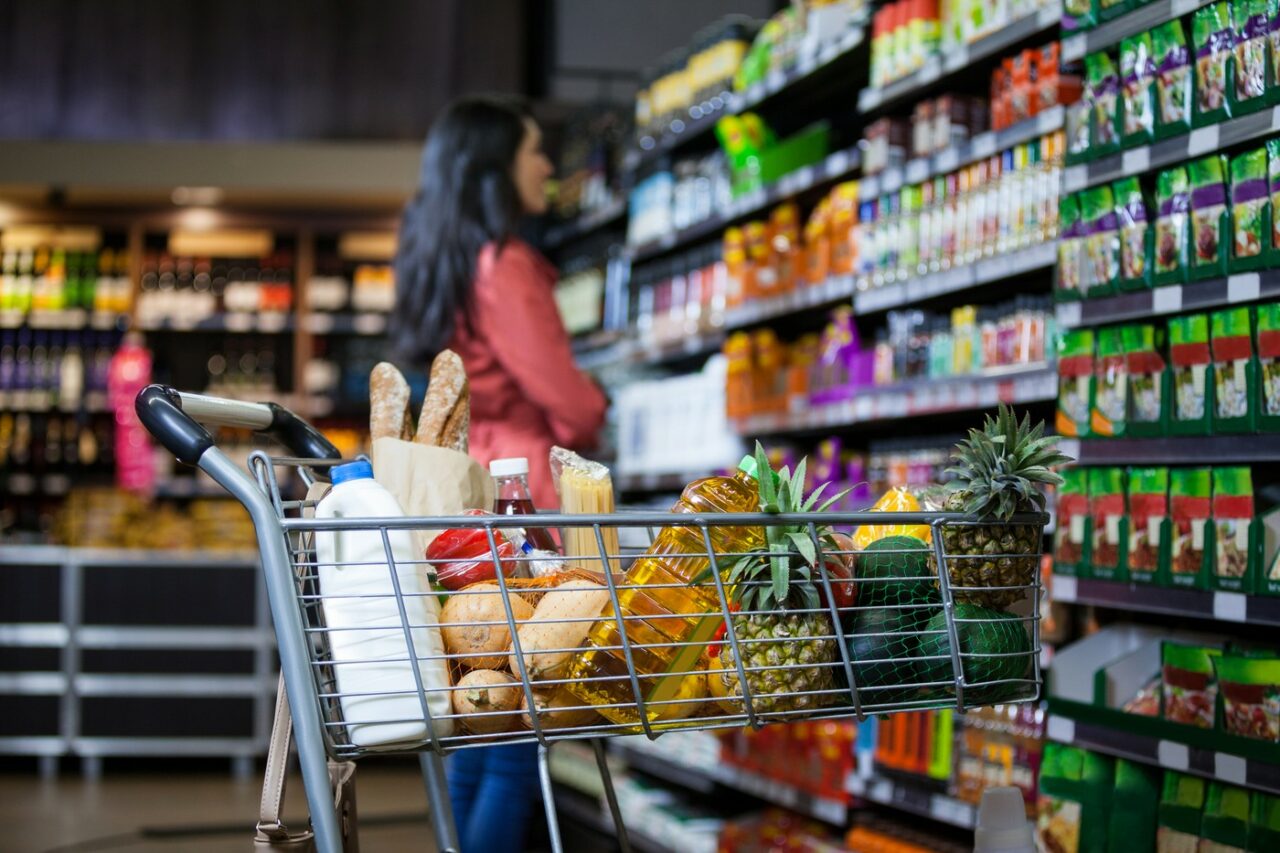 România, pe primul loc în Europa la SCUMPIRI. Cât plătim în plus pentru alimente și produse de bază