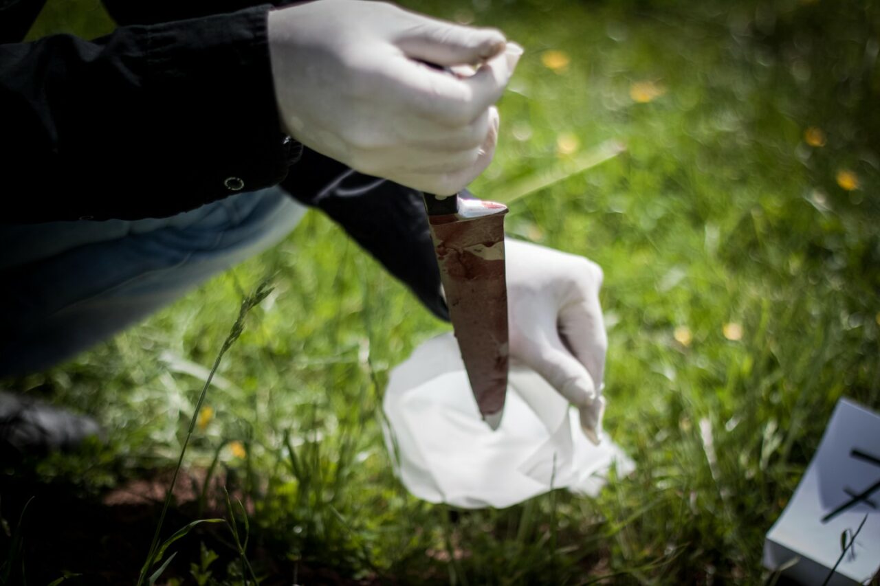 Descoperirea MACABRĂ într-o locuință din Bihor. O mamă și fiul ei, găsiți fără viață cu multiple tăieturi pe corp: „Cineva a făcut asta …”