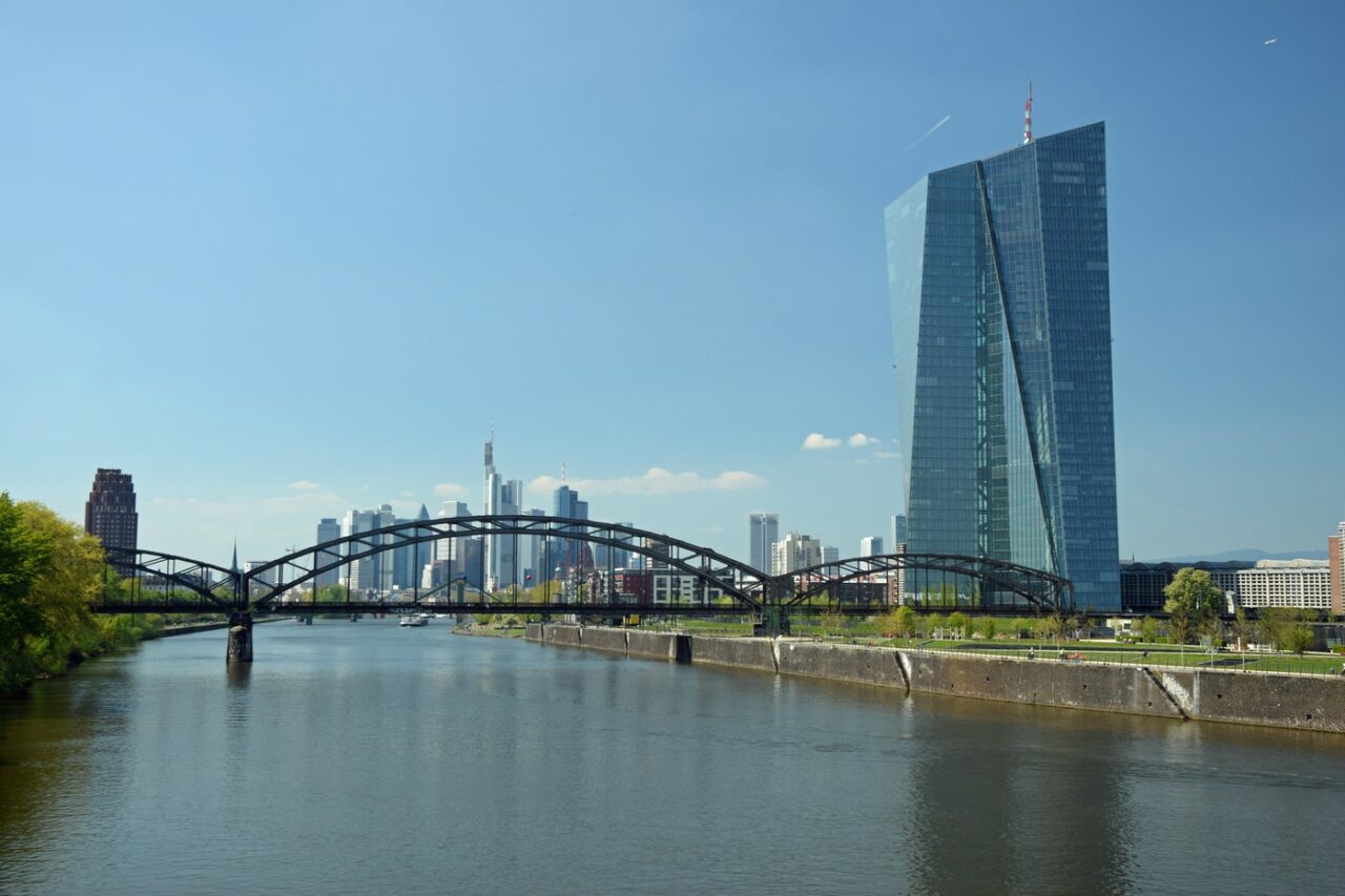 BCE reduce nivelul DOBÂNZII de referință în zona euro, dar semnalează că menține vigilența asupra inflației