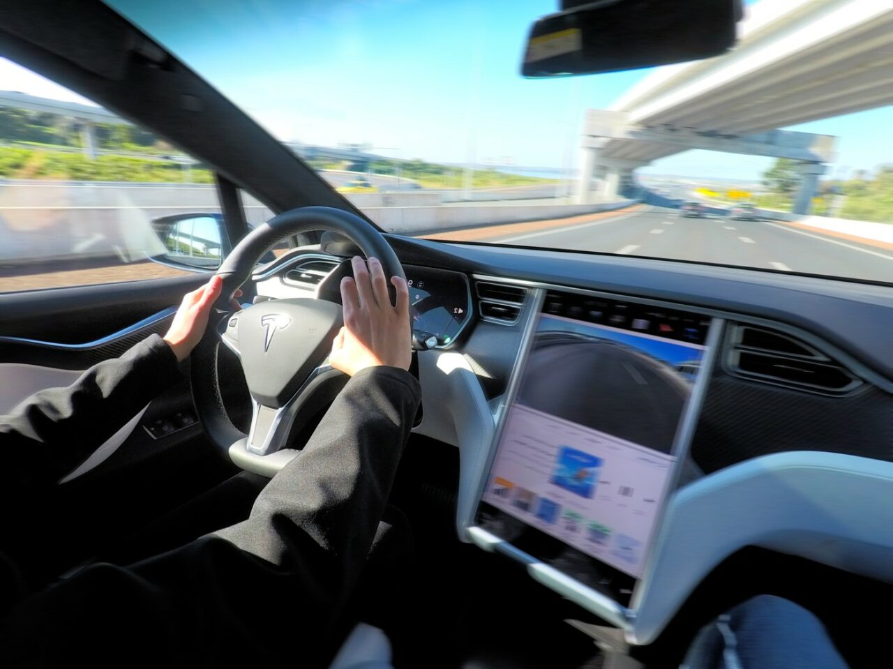 Anunțul de ultimă oră pentru posesorii de mașini electrice TESLA. S-au descoperit probleme majore de siguranță. Care sunt modele vizate