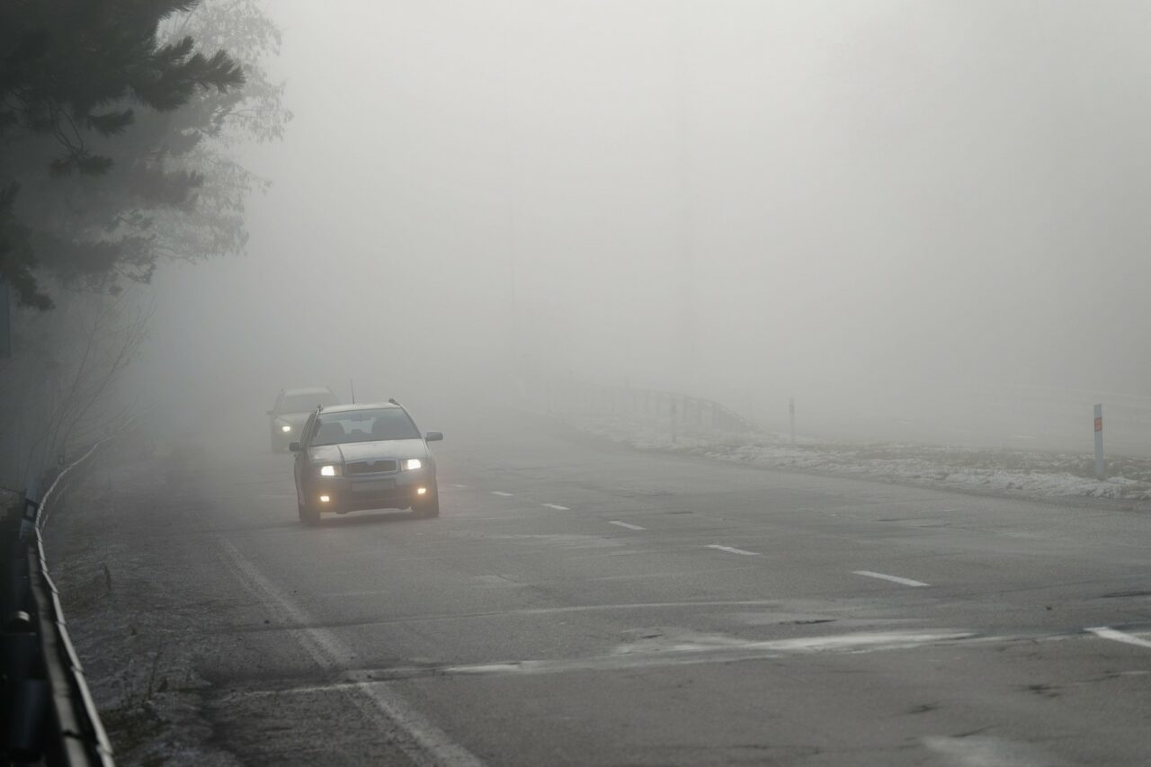 Cod galben de CEAȚĂ densă și polei în mai multe județe, inclusiv în Capitală. Circulație îngreunată pe două autostrăzi intens circulate din România