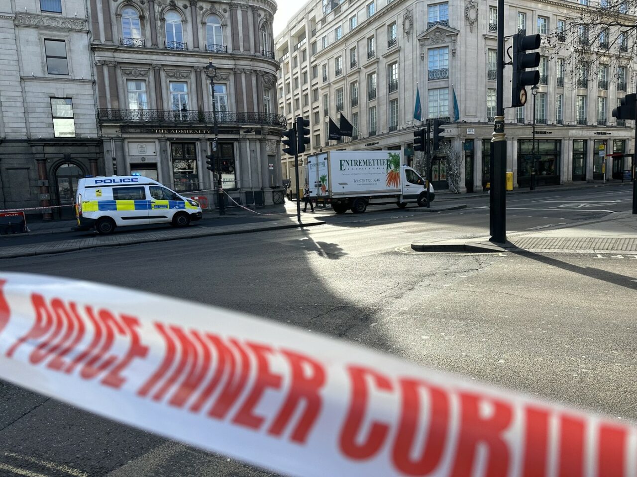 Alertă de securitate în LONDRA /Explozii controlate din cauza unui vehicul suspect