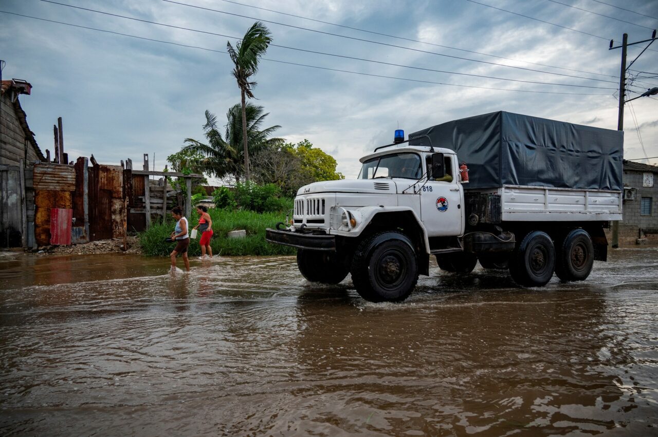 Treisprezece militari dați dispăruți după o EXPLOZIE la un depozit de muniții în Cuba