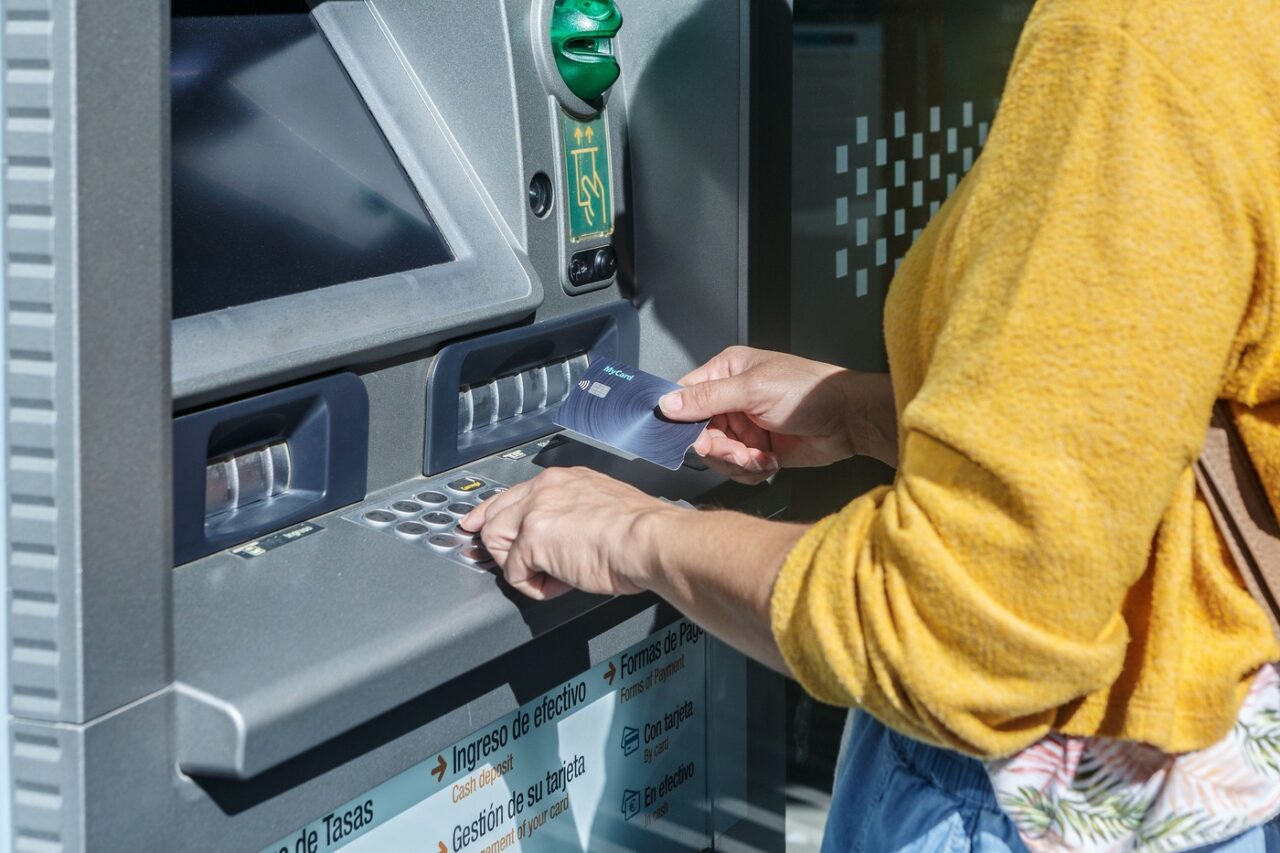 Băncile impun limite stricte pentru retragerile de NUMERAR. Cum sunt afectați românii?