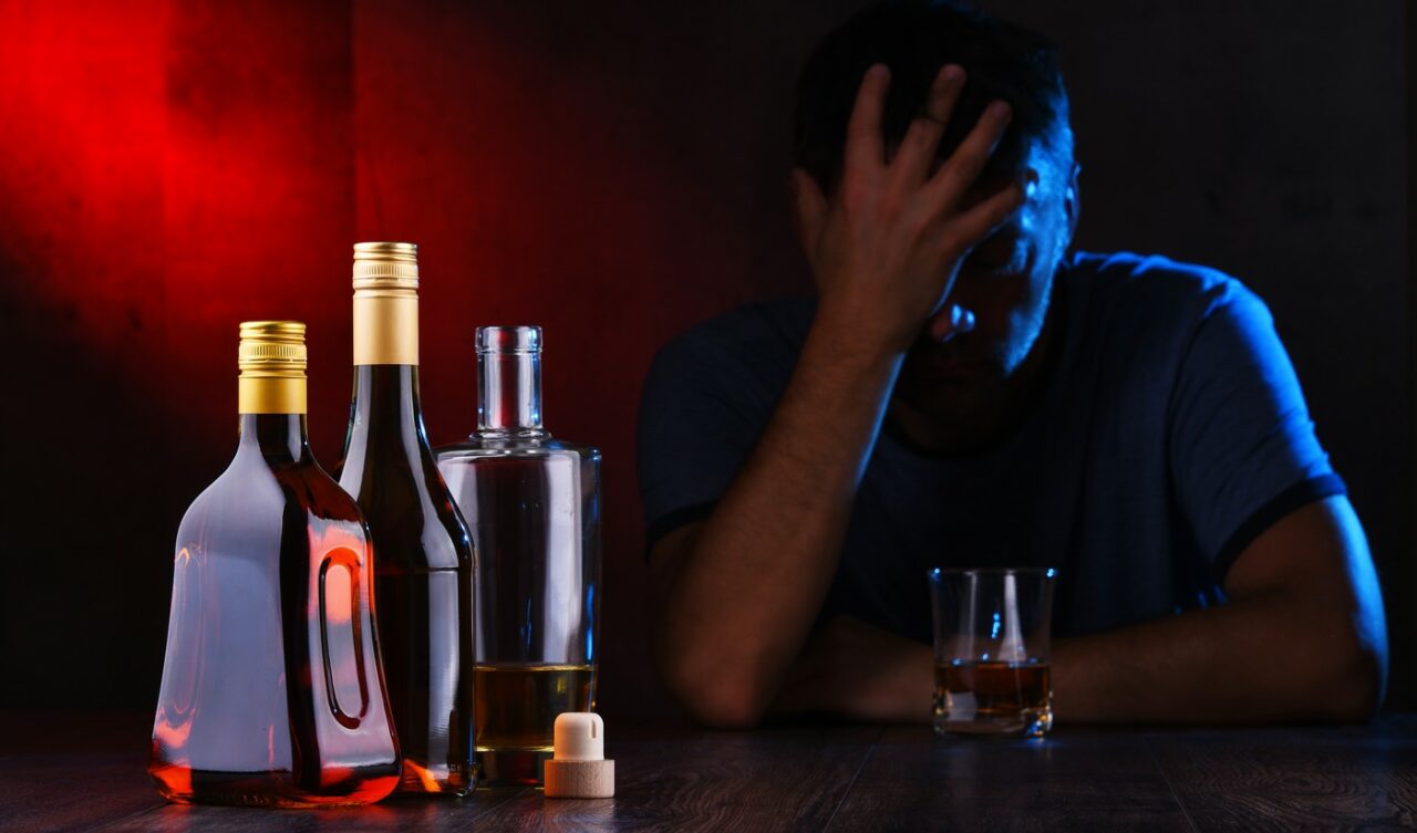 Un ieșean a stabilit un RECORD național bahic. A sfidat moartea cu o alcoolemie de 9,69 la mie, echivalentul a 9 litri de vin
