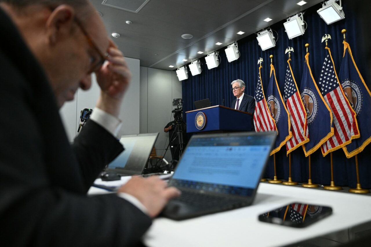 Fed menține nivelul DOBÂNZII de referință în SUA, evitând relaxarea politicii monetare, în contextul incertitudinii generate de Trump