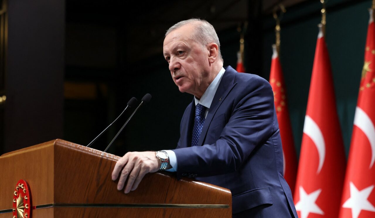 Erdogan: Turcia este gata să INTERVINĂ dacă Siria ar fi în pericol de destrămare. „Cei care aleg teroarea și violența vor fi ÎNGROPAȚI cu armele lor”