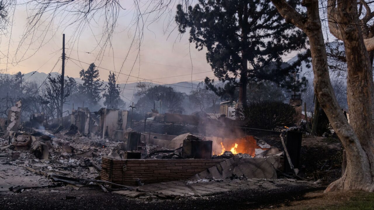 Los Angeles NU se predă în fața incendiilor. Solidaritate uriașă: „Este rândul nostru să dăm înapoi” / Pierderi economice de miliarde de dolari