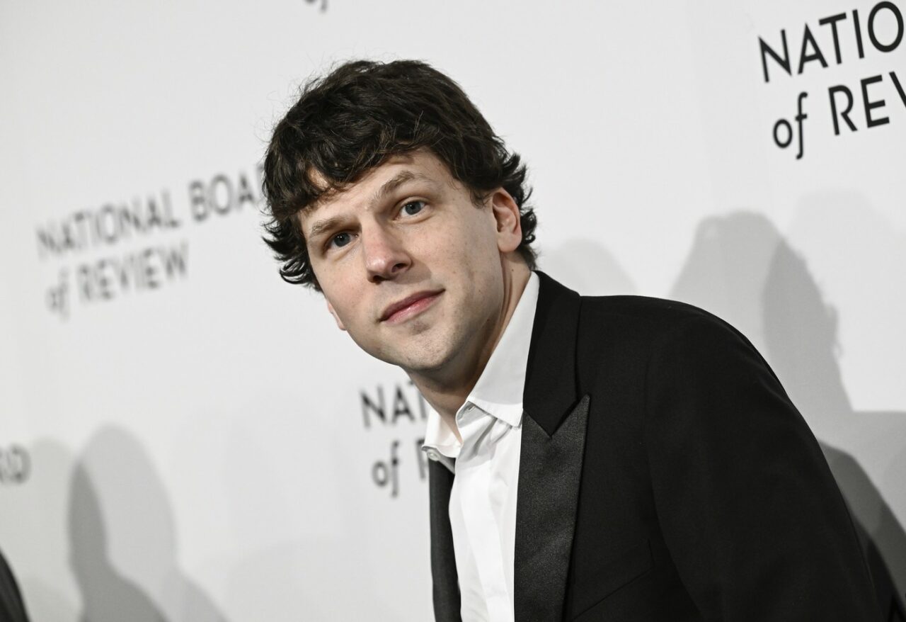 Actorul nominalizat la OSCAR Jesse Eisenberg a povestit despre experiența la TIMIȘOARA: „Este locul unde a pornit Revoluția împotriva lui Ceaușescu”