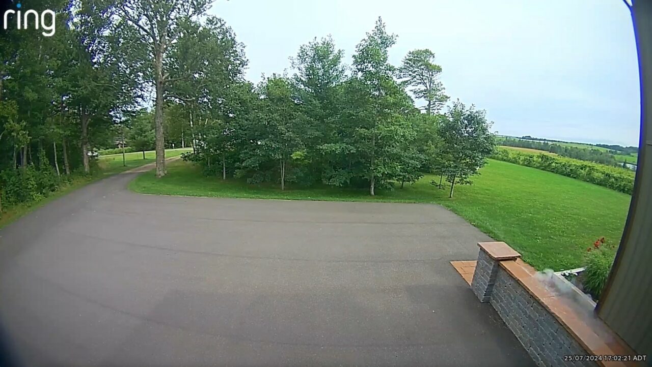 Momentul în care un METEORIT se prăbușește în fața unei case din Canada. Filmarea a captat sunetul la impactul cu Pământul