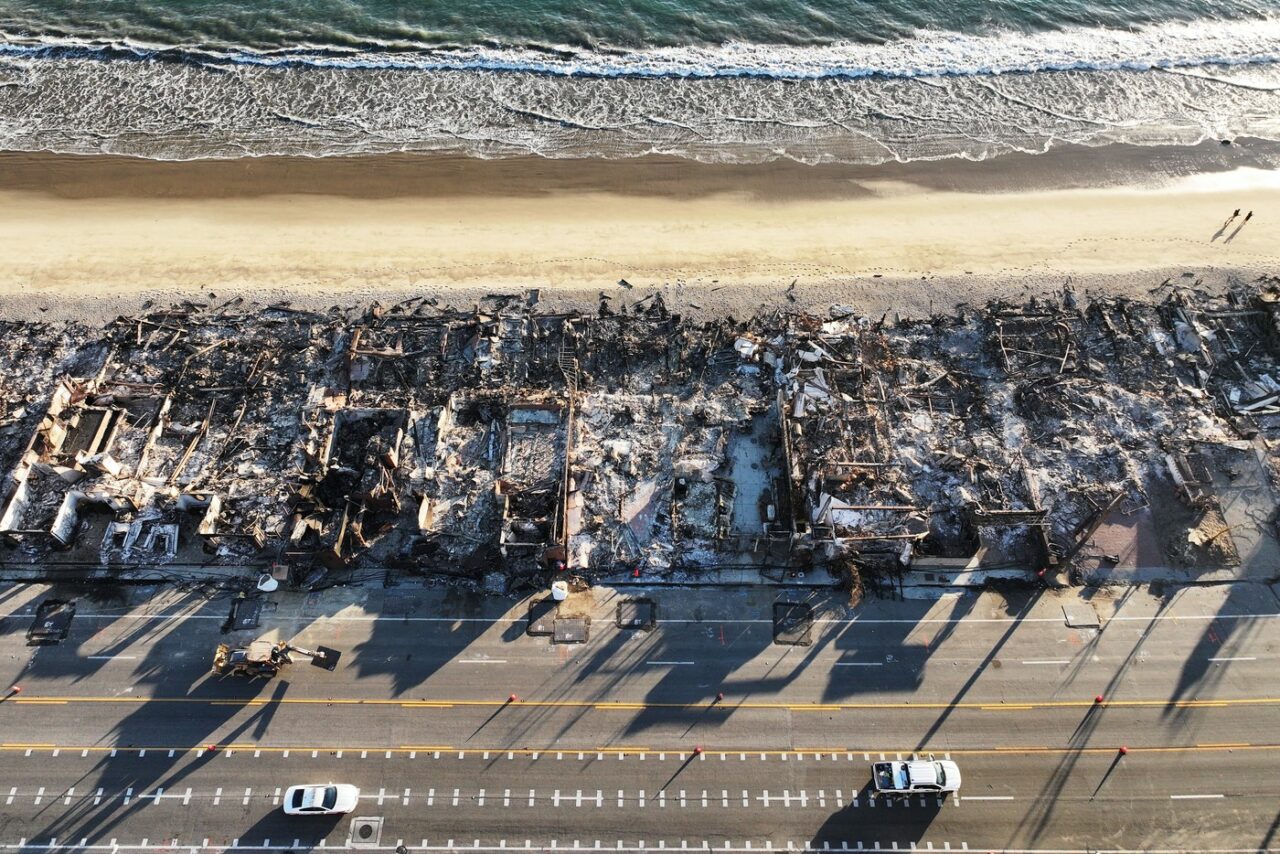 Autoritățile le recomandă persoanelor EVACUATE în urma incendiilor din Los Angeles să nu revină pentru cel puțin încă o săptămână
